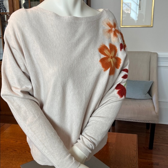 Floral Embroidered Women's Sweater - Picture 5 of 5